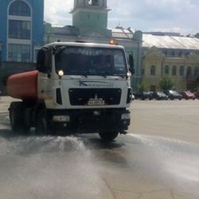 Из-за жары в  Киеве круглосуточно поливают дороги