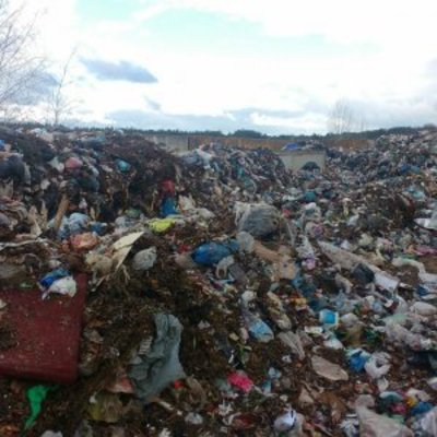 В село под Киевом свезли тонны львовского мусора