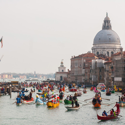 Разгар карнавального сезона: яркие фото из Венеции и Ниццы
