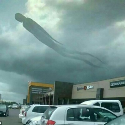 Облачный призрак до смерти напугал посетителей торгового центра в Замбии (фото)
