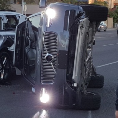 Что-то пошло не так: беспилотный автомобиль Uber завалился набок (Видео)