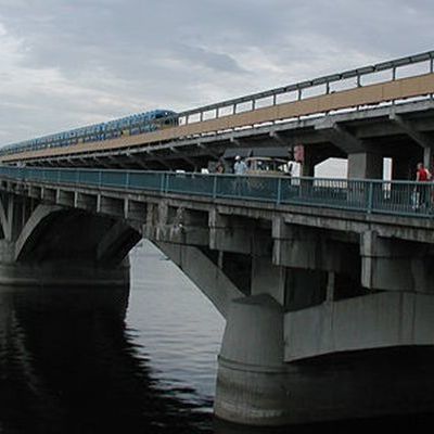 По мосту Метро в Киеве ограничат движение