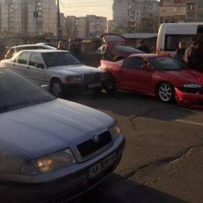 В Киеве на Ватутина столкнулись три машины, есть пострадавшие