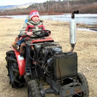 Тяжелые травмы: отец посадил за руль трактора маленького ребенка
