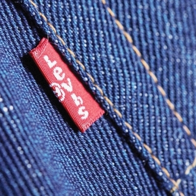 «На все случаи жизни»: Levi's создал джинсы с ширинкой сзади (фото)