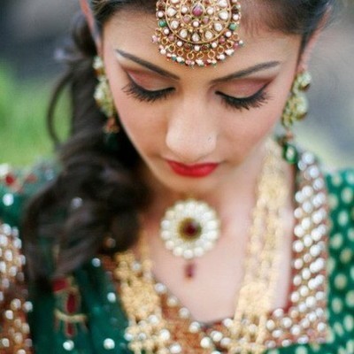 Для защищиты от пьяных мужей, невесты в Индии получили в подарок деревянные биты