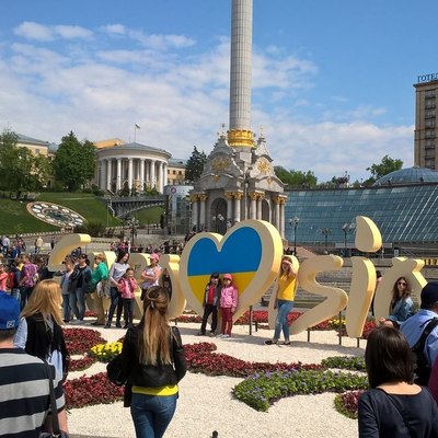 Любители селфи вытоптали клумбу к «Евровидению» на Майдане