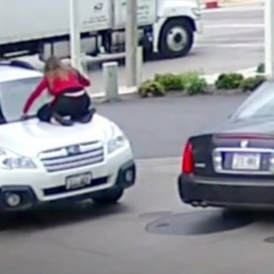 Храбрая девушка остановила вора своего авто, вылезши на капот (Видео)