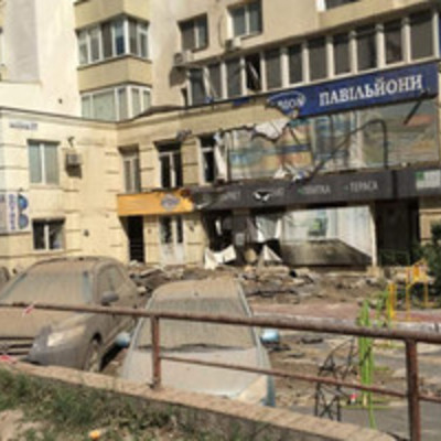 В Киеве камеры наблюдения зафиксировали «взрыв» от поврежденной трубы (видео)