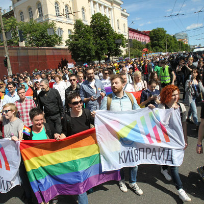 Противники Марша равенства в Киеве сожгли флаг ЛГБТ и устроили стычку с полицией