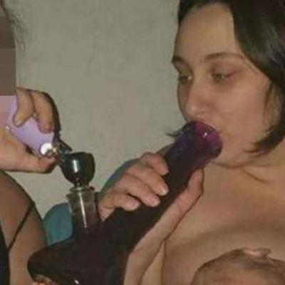 Американка совмещает курение марихуаны и кормление грудью