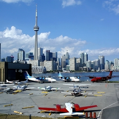 В аэропорту Торонто столкнулись два пассажирских самолета