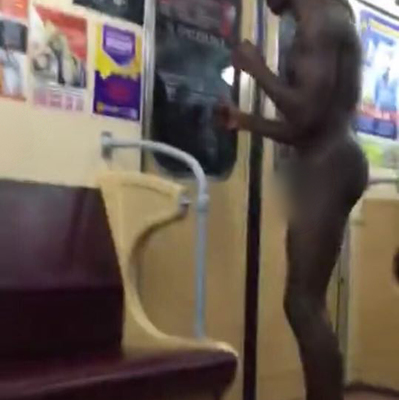 В метро Харькова ехал полностью голый темнокожий мужчина (фото)