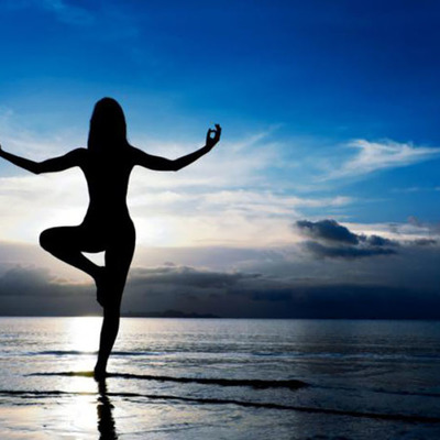 Голая йога: девушка делится в Instagram откровенными асанами