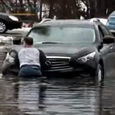В Киеве из-за дождя затопило улицу
