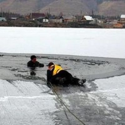 Под Киевом спасатели достали тело рыбака, провалившегося под лед