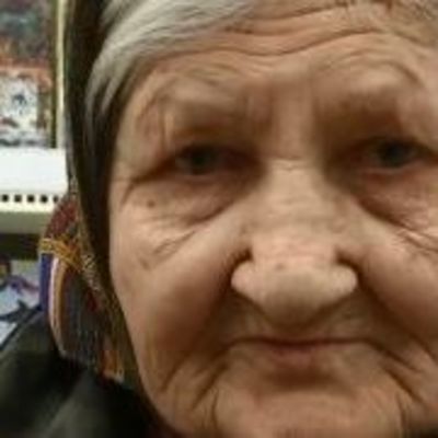 В Киеве старушка ежедневно приходит в супермаркет читать книги