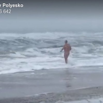 В Одессе голый мужчина искупался в ледяном штормящем море (видео)