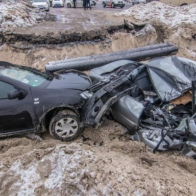 В Киеве Dacia влетела в котлован и... раздавила Nissan, упавший туда накануне (фото, видео)