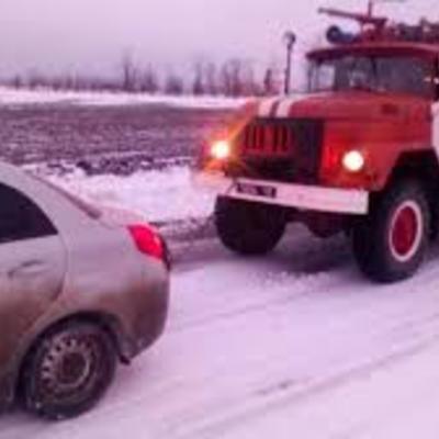 В Николаевской области спасатели освободили 15 автомобилей, застрявших на заснеженной дороге (фото)