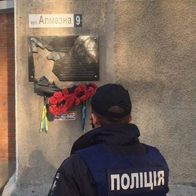 В Полтаве вандалы разбили мемориальную доску погибшему бойцу АТО