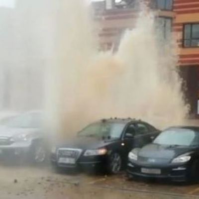 В Киеве между припаркованными автомобилями прорвало трубу и образовался огромный фонтан воды