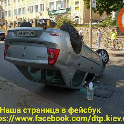 В Киеве на Шулявке Renault не уступил Suzuki дорогу и перевернулся на крышу