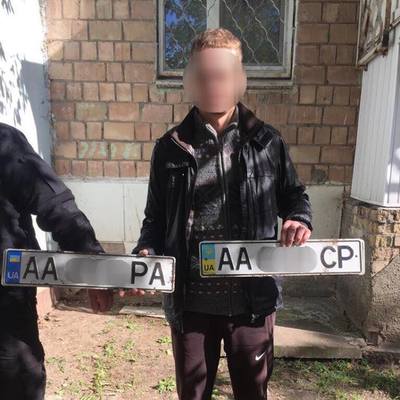 Задержан киевлянин, который за один месяц похитил 100 номерных знаков с автомобилей