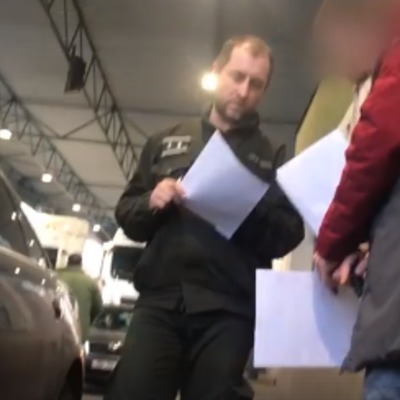​Украинский журналист опубликовал видео, как словацкий таможенник требовал у него взятку