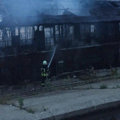 В столице на берегу Днепра сгорела двухэтажная баржа