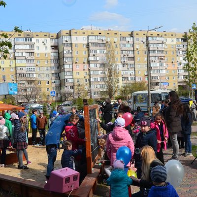На Позняках появился новый сквер с детской площадкой