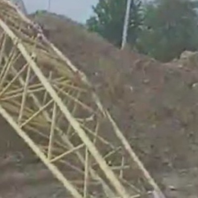 В пригороде Киева на строительстве высотки упал башенный кран