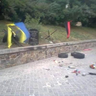 В Киеве вандалы разгромили памятник Сергею Нигояну
