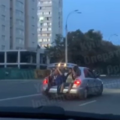 Экстремалы катались по Киеву в багажнике машины (видео)
