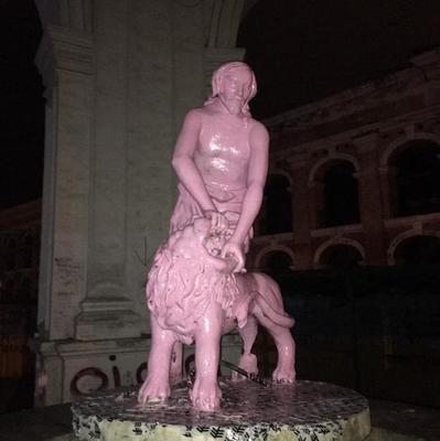 В Киеве вандалы покрасили фонтан Самсон розовой краской