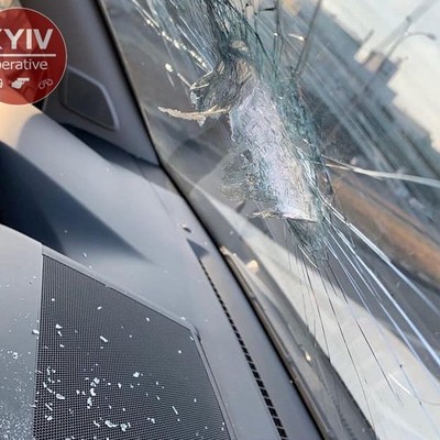 В столице отвалившийся от моста кусок разбил стекло автомобиля