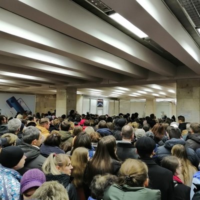 В метро Киева прямо в час пик произошел масштабный сбой: фото коллапса