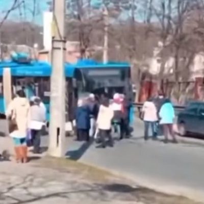 Люди заблокировали троллейбус, водитель которого не хотел брать более 10 пассажиров