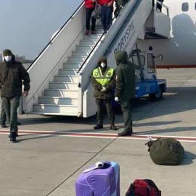 Прилетевшие с Бали украинцы отказываются выходить из самолета и требуют самоизоляции