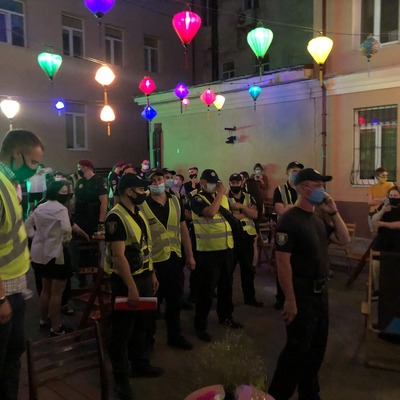 «Нарушали карантин»: полиция пришла в бар на Подоле и сорвала мероприятие «КиевПрайда»