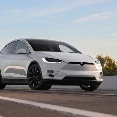 Tesla приблизилась к созданию полностью автономного автомобиля, без руля и педалей