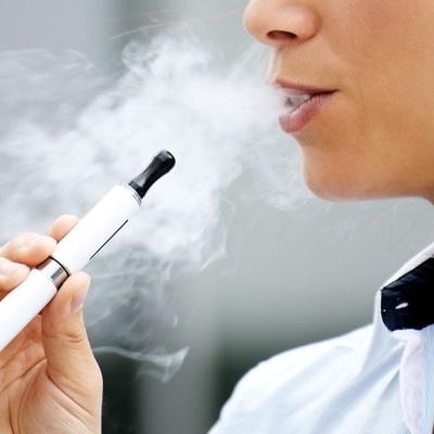 Рада приняла законопроект о запрете продажи электронных сигарет несовершеннолетним